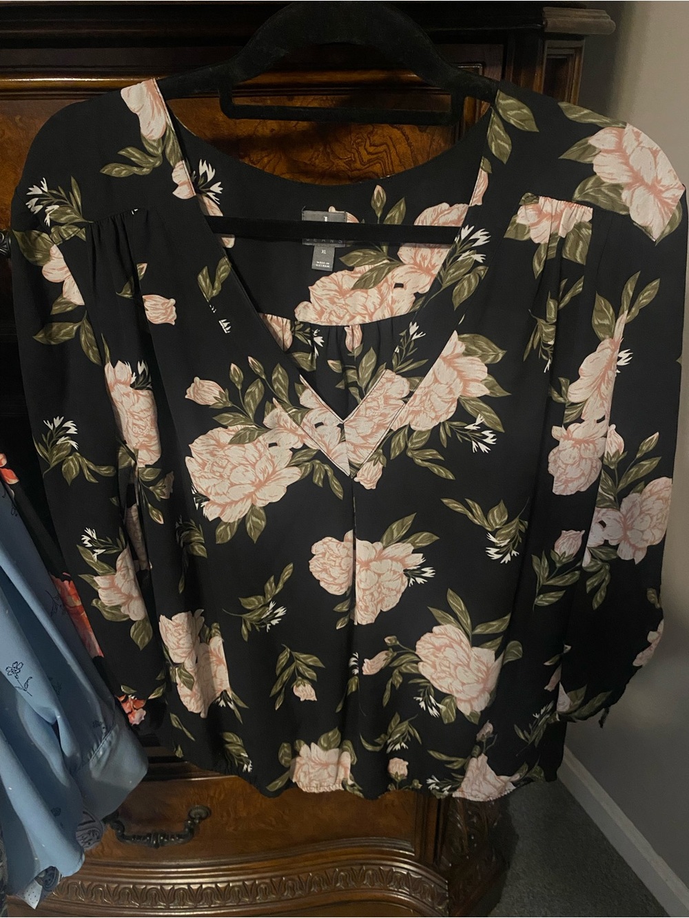 Soho New York & company Black Floral Print V-Neck Blouse